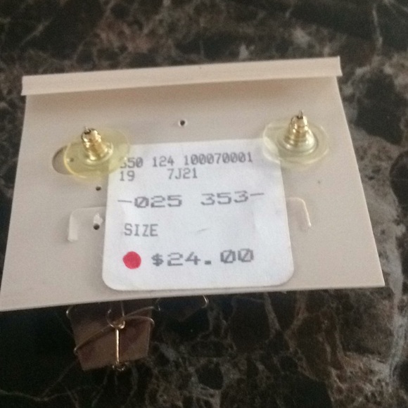 Unique new earrings - Picture 2 of 3